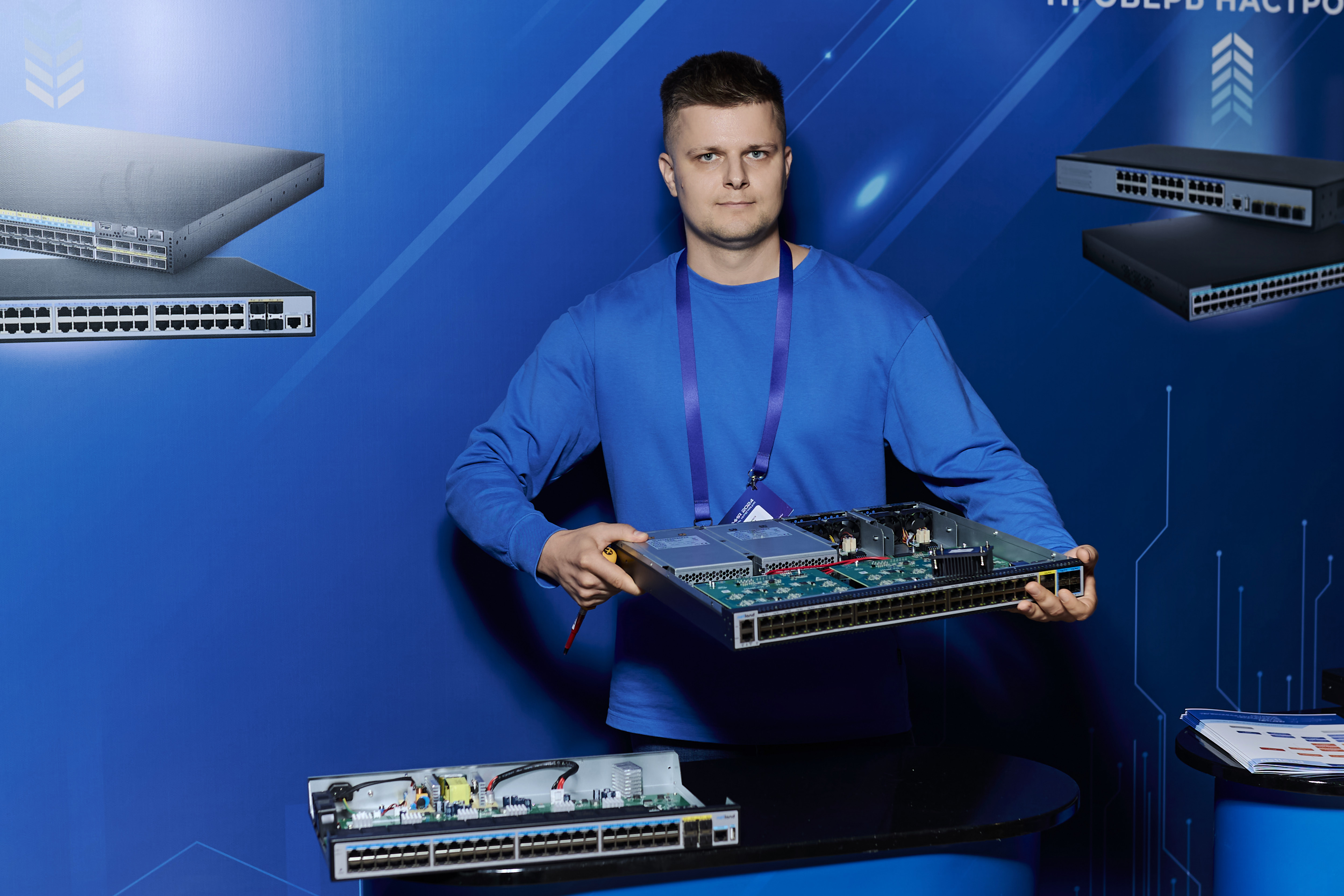 Сетевое оборудование в серверной стойке с надписями Netland